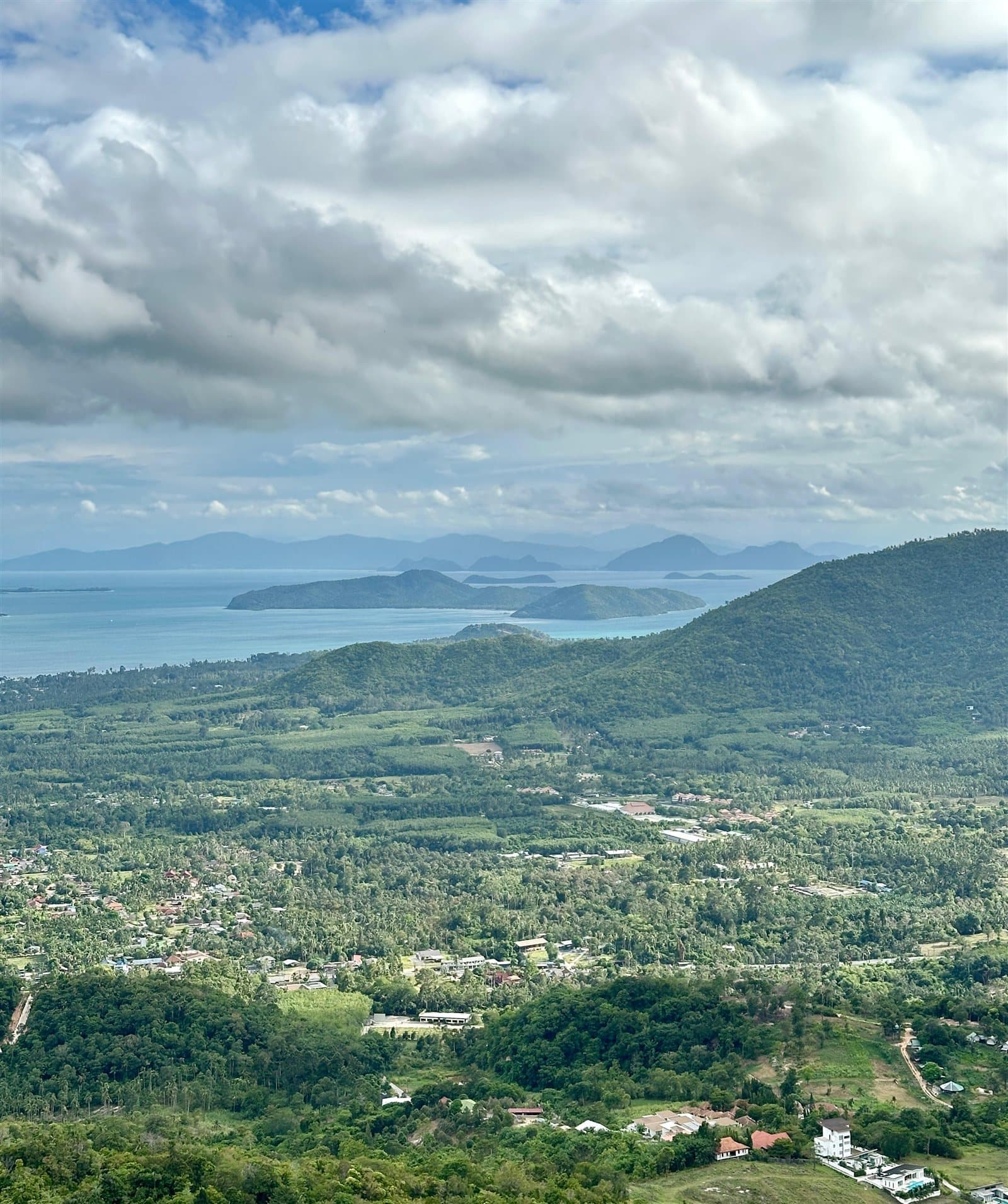Panorama Koh Samui z punktu widokowego - zielone wzgórza, wioski i morze z wyspami na horyzoncie
