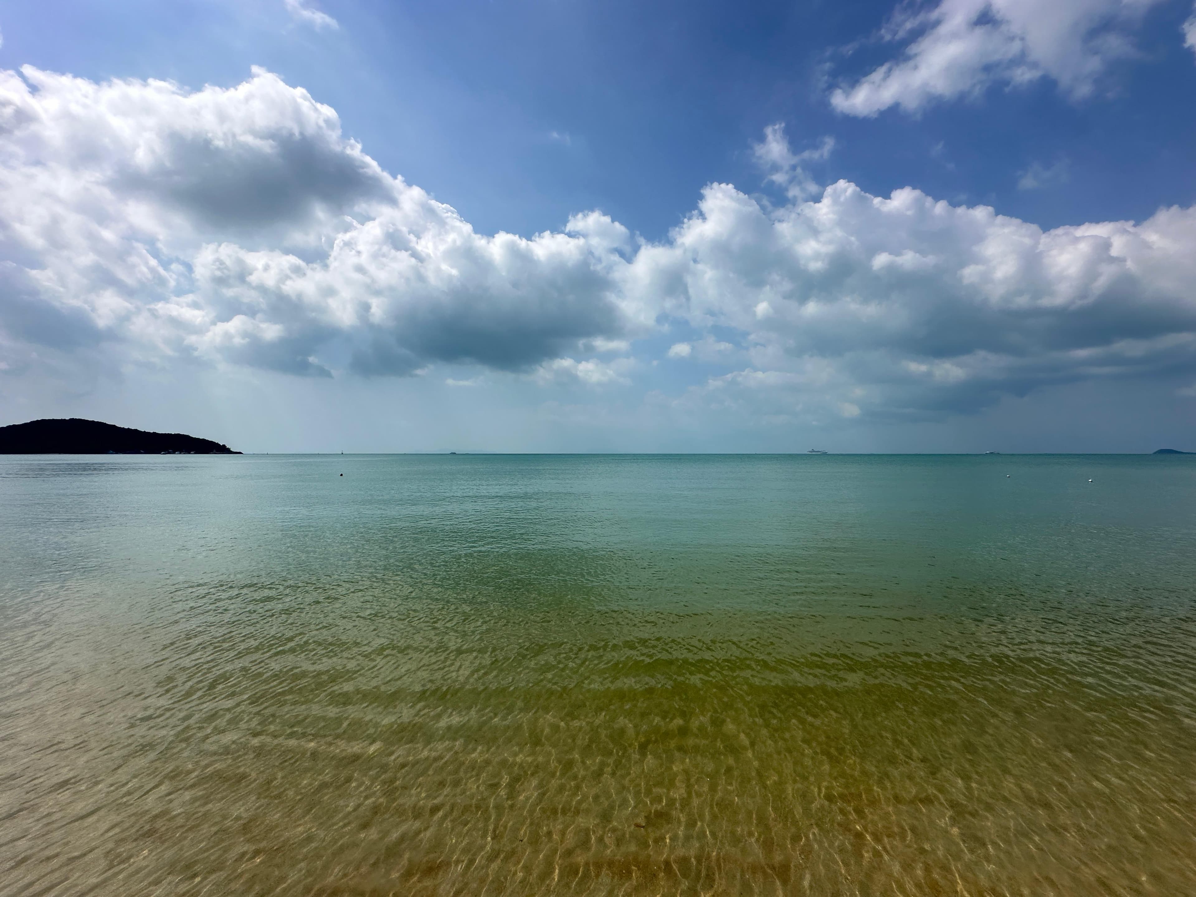 Spokojne morze u wybrzeży Koh Samui pod lekkimi chmurami